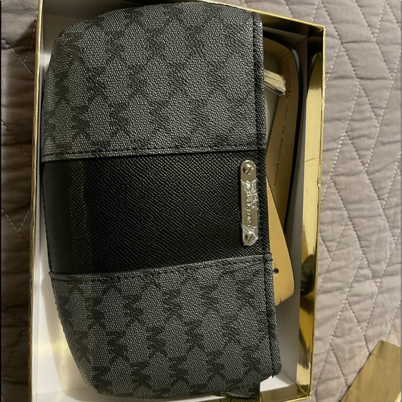 This is brand new Micheal Kors Fanny pack! - Picture 1 of 5
